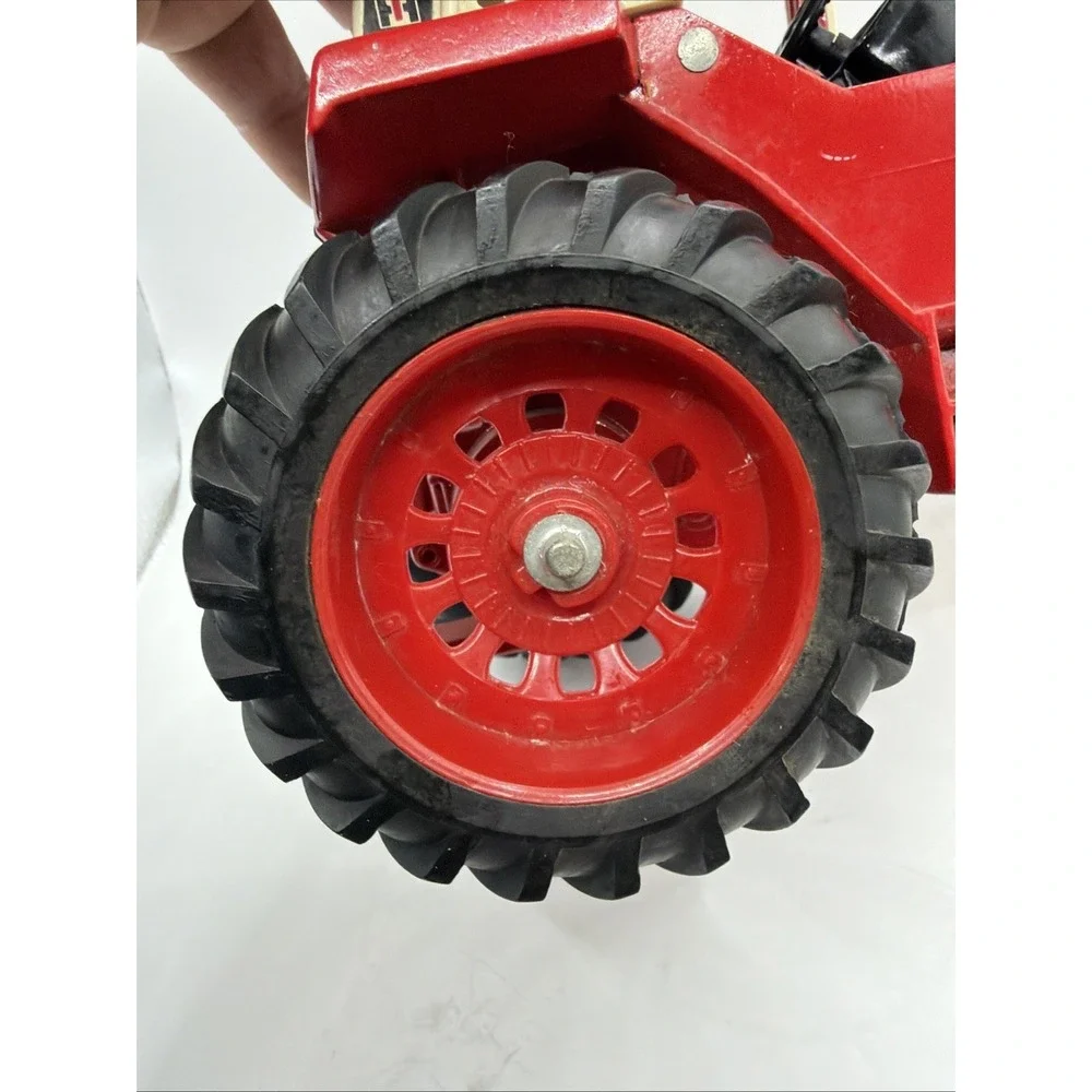 Vintage 1/16 Ertl International harvester 1586‎ diecast w/frontend tractor.